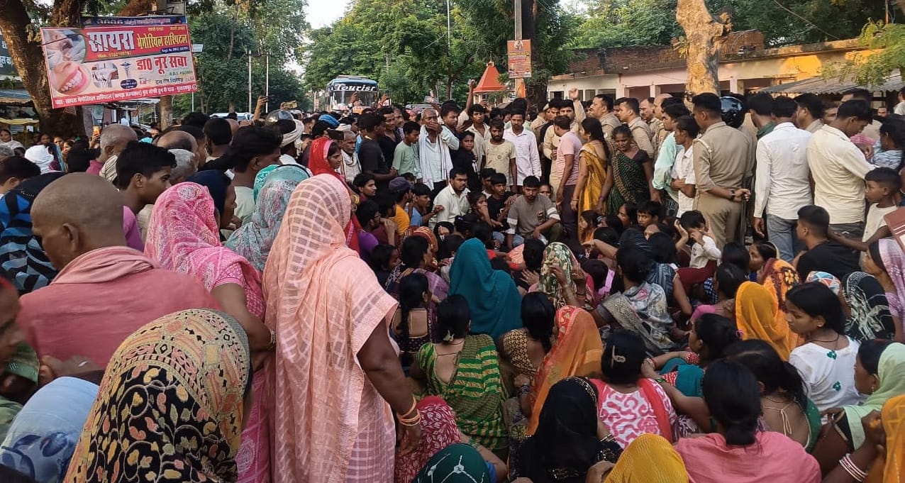 गुजरपार में सड़क हादसे में मौत के बाद कार चालक पर कार्रवाई की मांग को लेकर जाम करते  ग्रामीण। स