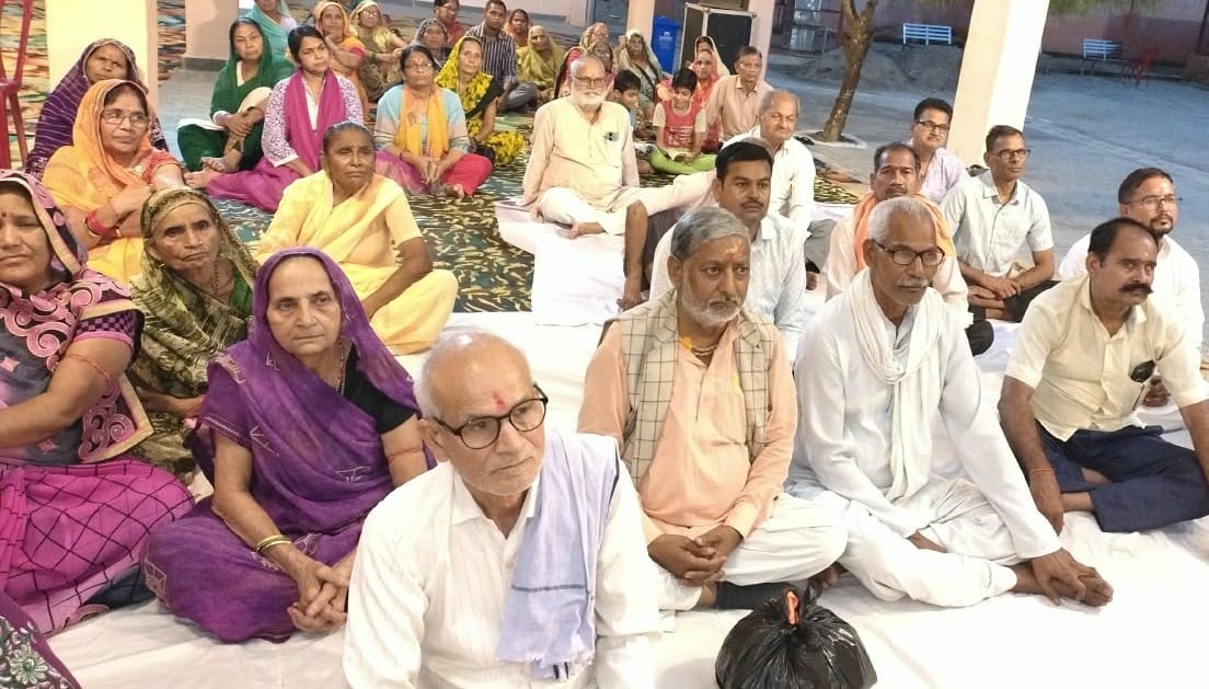 गोला के मां मंगला देवी मंदिर परिसर में कथा सुनते श्रद्धालु। संवाद