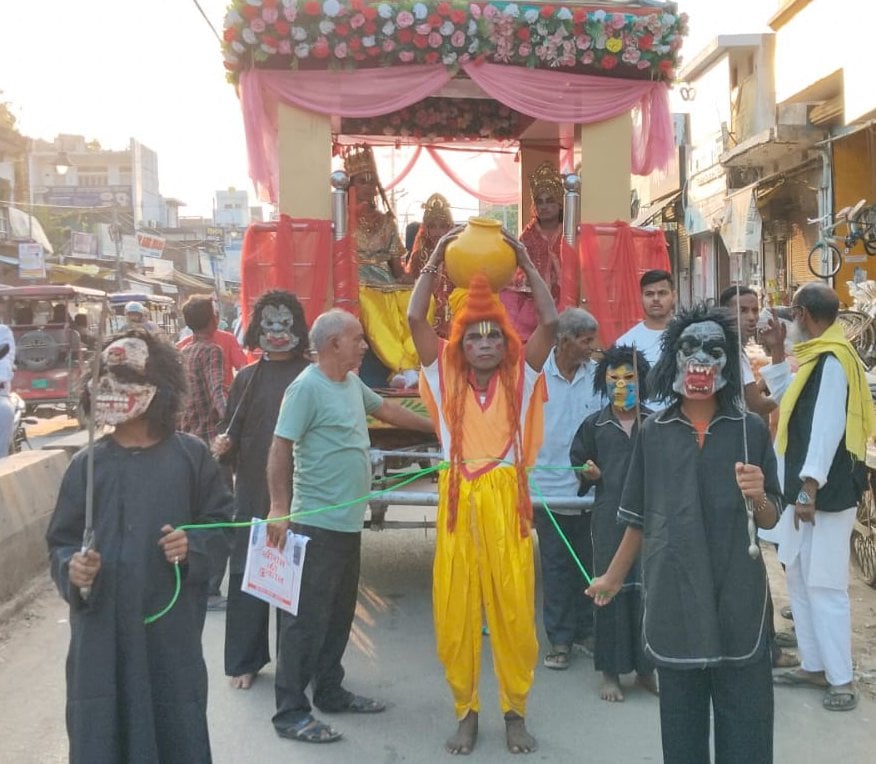 Pratapgarh News: श्रीरामलीला समिति ने निकाली झांकी