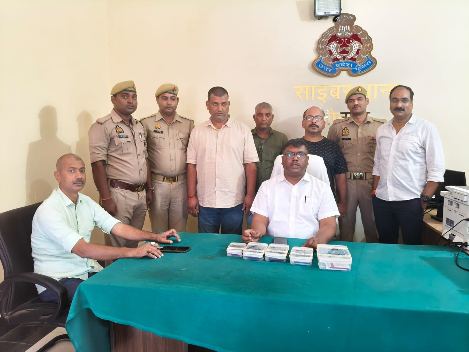 गिरफ्तार किए गए ठगों के साथ पुलिस संवाद