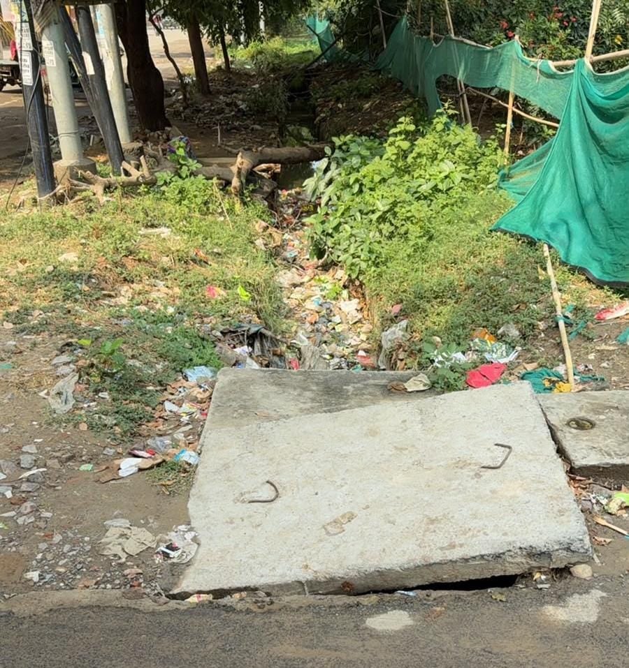 Noida News: सोसाइटी के बाहर कचरे के ढेर लोग परेशान