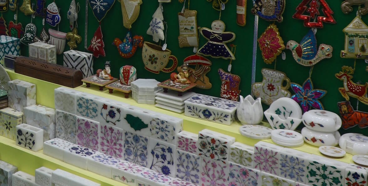 Noida News: विदेशियों को पसंद आ रही पत्थरों से बनीं कलाकृतियां