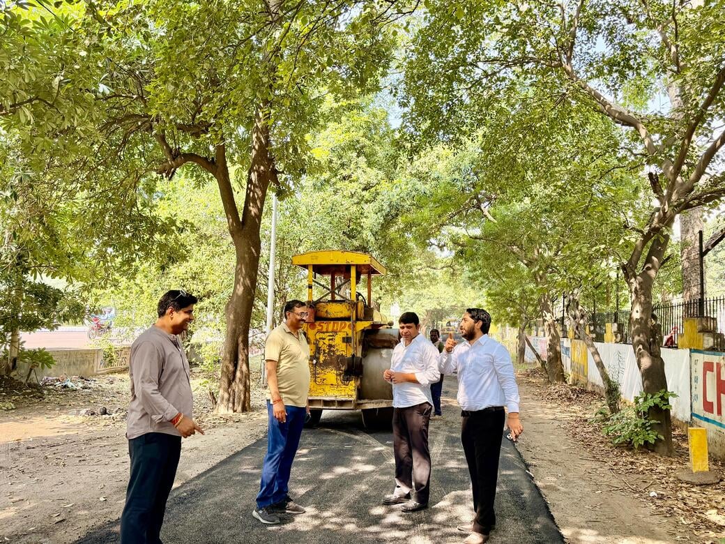Noida News: डेल्टा-1 में सर्विस रोड की मरम्मत शुरू