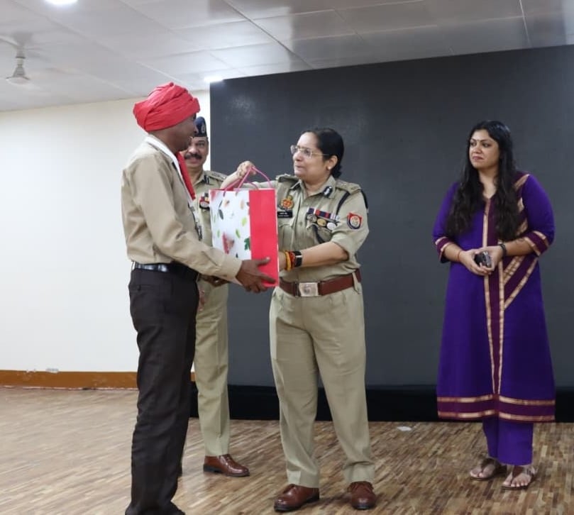 Noida News: 203 ग्राम प्रहरी सम्मानित, पुलिस आयुक्त ने सराहा योगदान