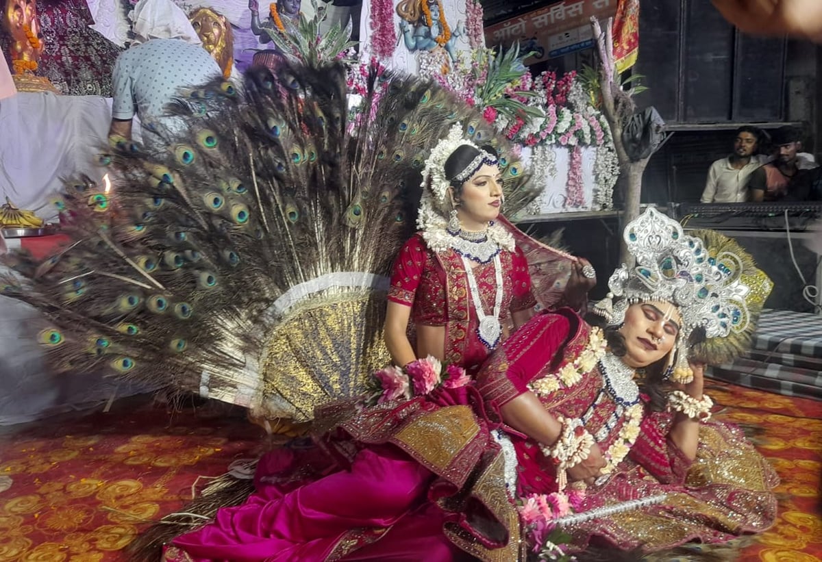 Hapur News: भद्रकाली मंदिर में मां भगवती का जागरण, भजनों पर रातभर झूमे भक्त