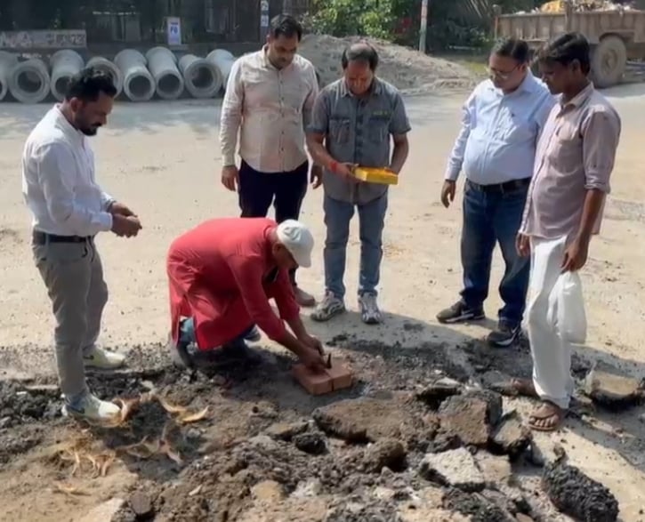Noida News: सीवर लाइन डालने का काम शुरू, ओवरफ्लो से मिलेगी राहत