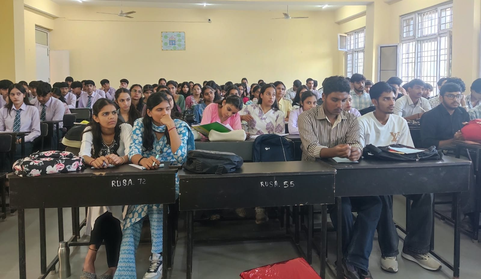 घुमारवीं कॉलेज में सांख्यिकीय सुदृढ़ीकरण योजना के तहत आयोजित कार्यक्रम में उपस्थित विद्यार्थी। 
