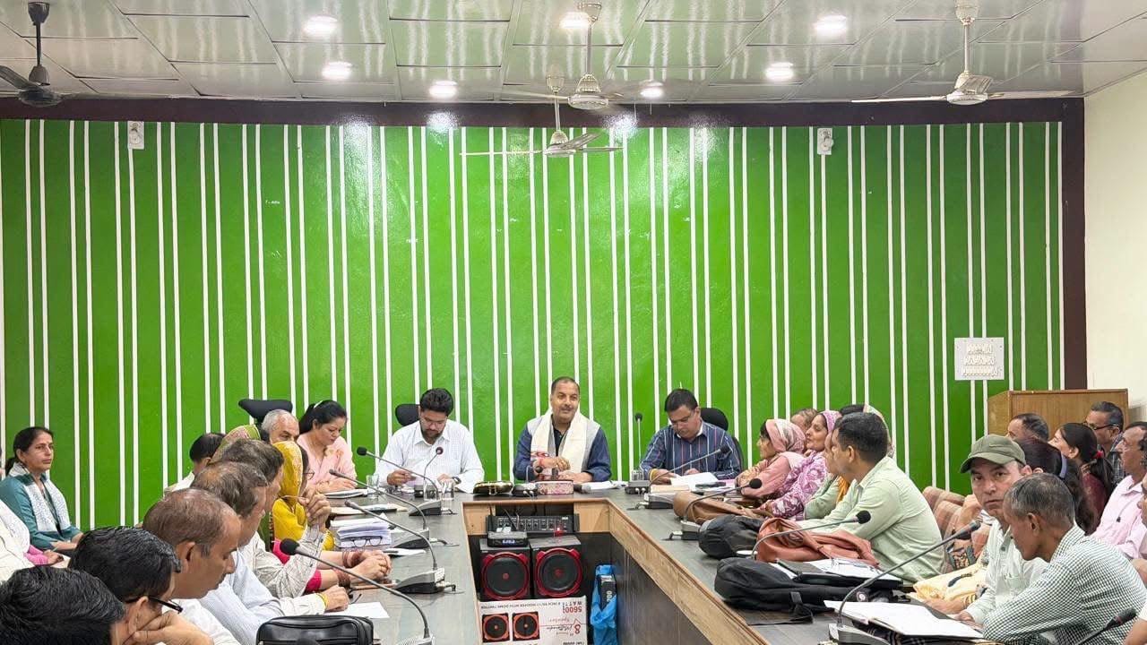 घुमारवीं में आयोजित विकास कार्यों की समीक्षा बैठक में मौजूद विधायक व अधिकारी। स्रोत: जागरूक पाठ