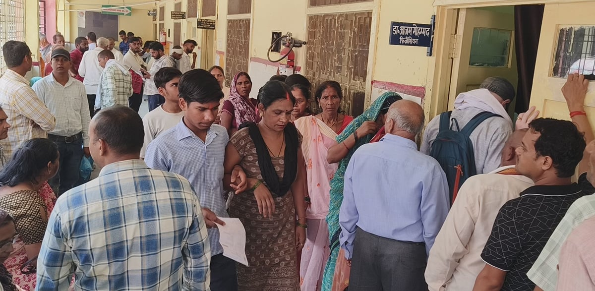 Raebareli News: पर्चा काउंटर का प्रिंटर खराब, मरीज बेहाल