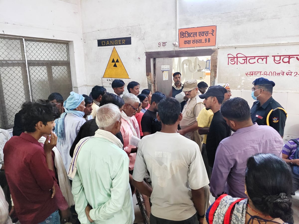 Kaushambi News: भरवारी पीएचसी में डॉक्टर समेत चार कर्मचारी नदारद