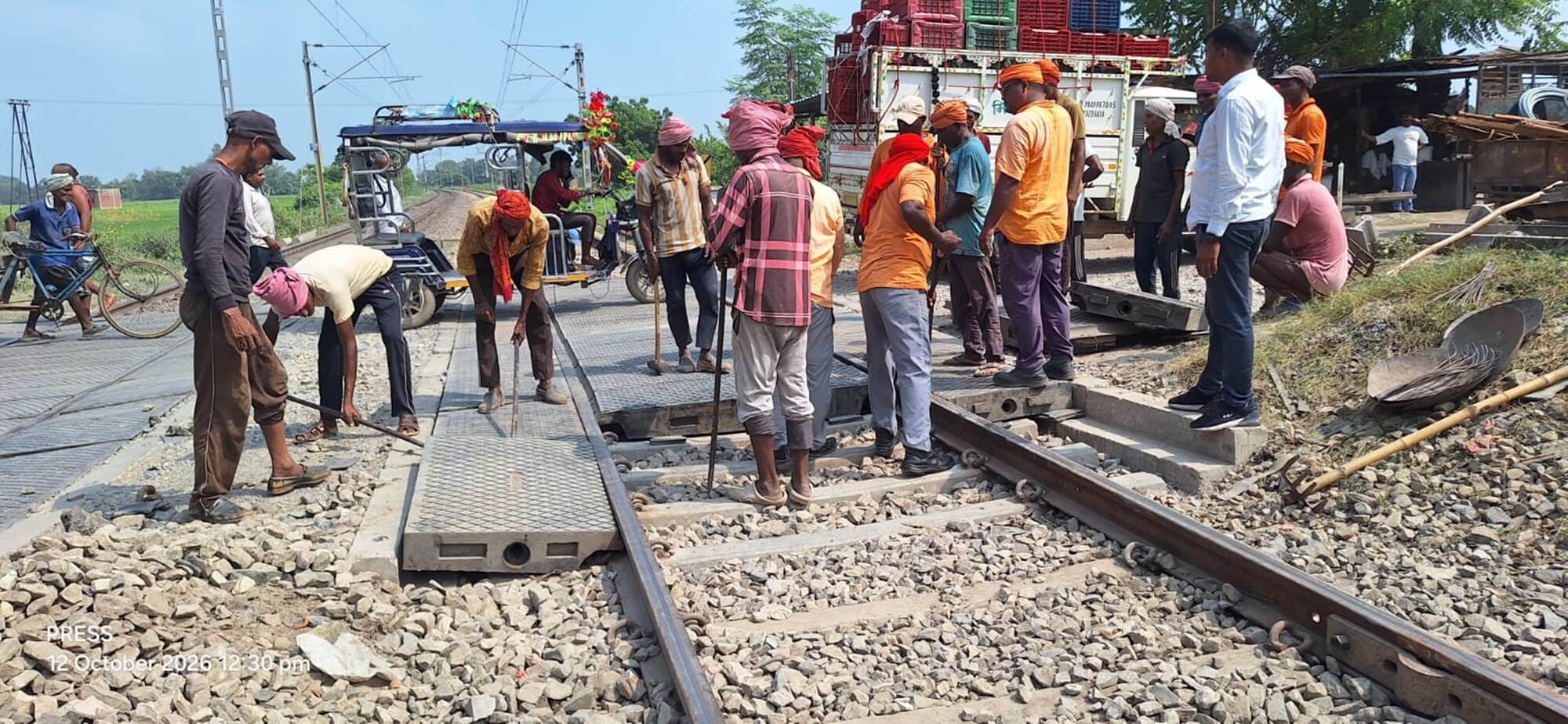 जमानिया स्टेशन बाईपास रेलवे फाटक स्थित रेलवे ट्रेक पर काम करते रेलवे कर्मी। संवाद