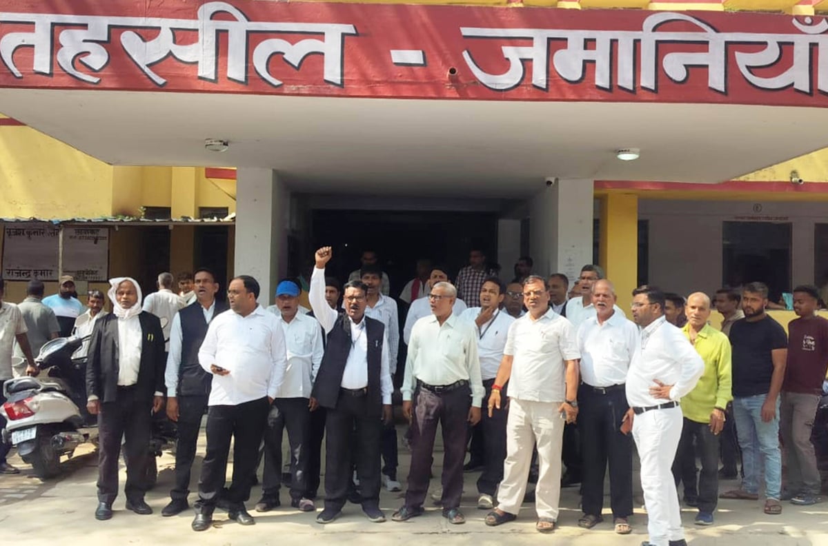 Ghazipur News: अधिवक्ताओं ने किया एसडीएम की कार्यप्रणाली काे विरोध