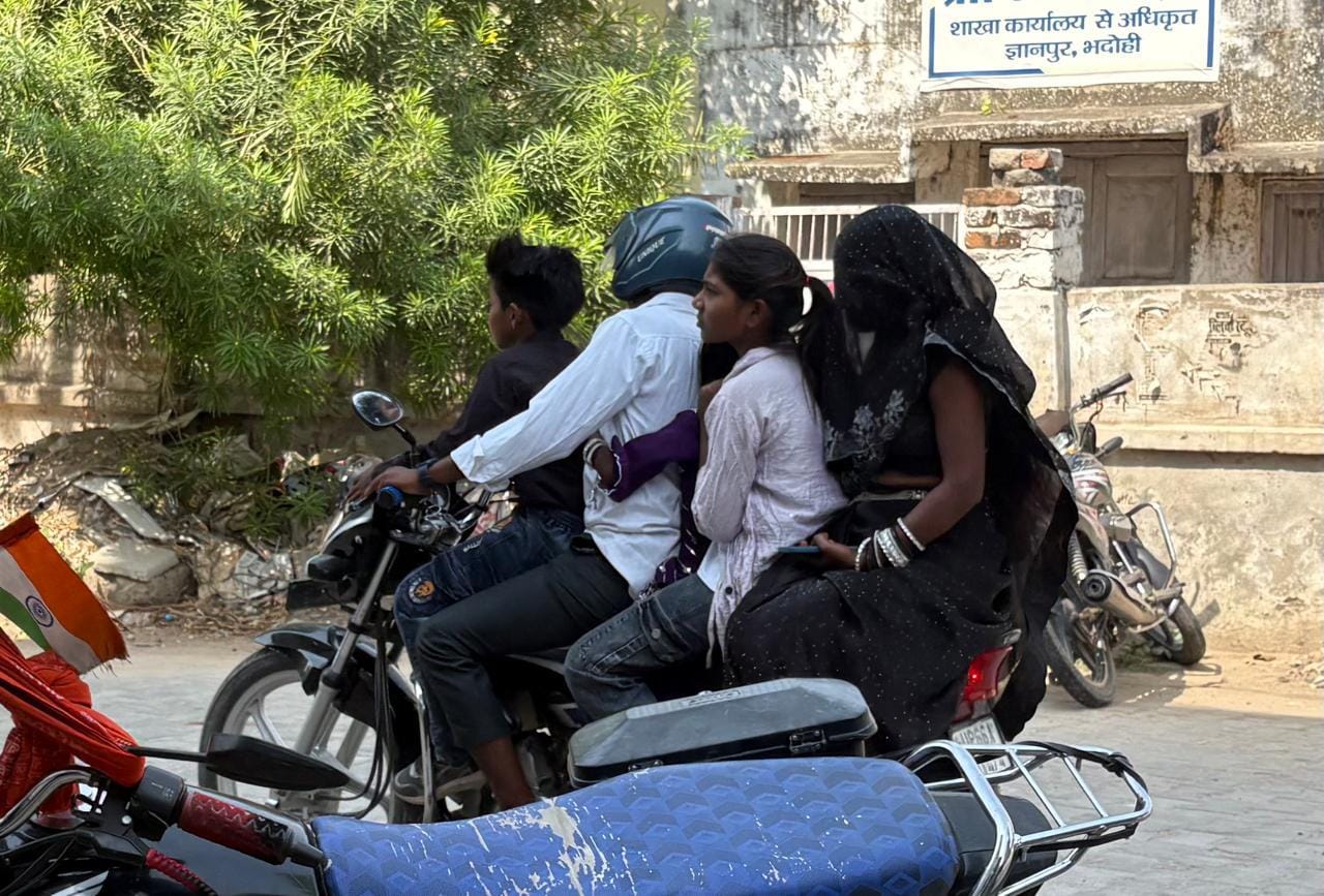 ज्ञानपुर में एक गाड़ी पर बैठ कर जाते परिवार चार सदस्य। संवाद