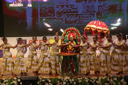 जीयू में आयोजित इंटर स्कूल नेशनल ग्रुप डांस में प्रस्तुति देते प्रतिभागी। स्रोत : संस्थान