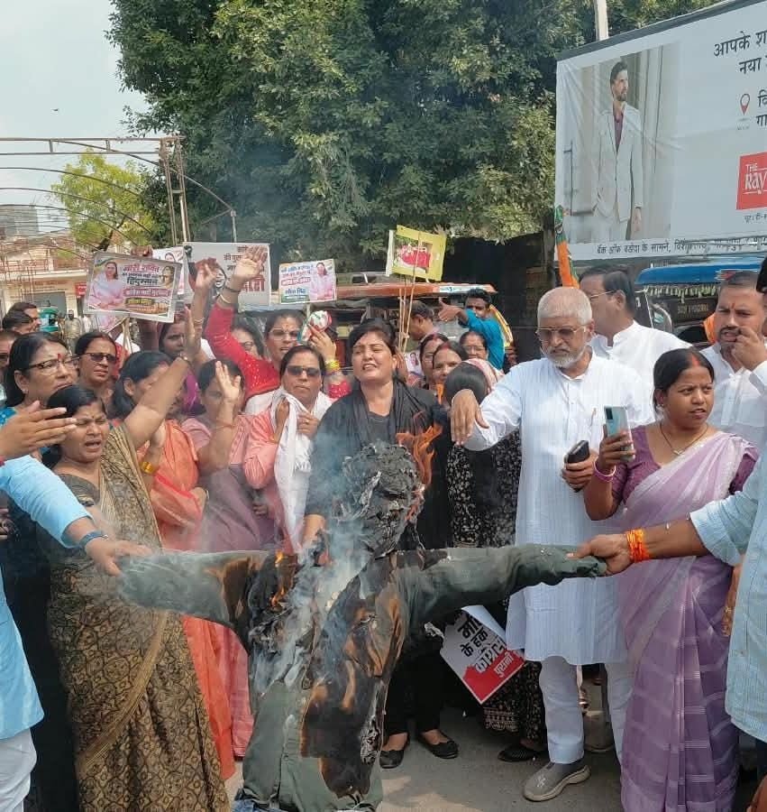 Ghazipur News: भाजपा महिला मोर्चा ने कांग्रेस के सांसद का पुतला फूंका