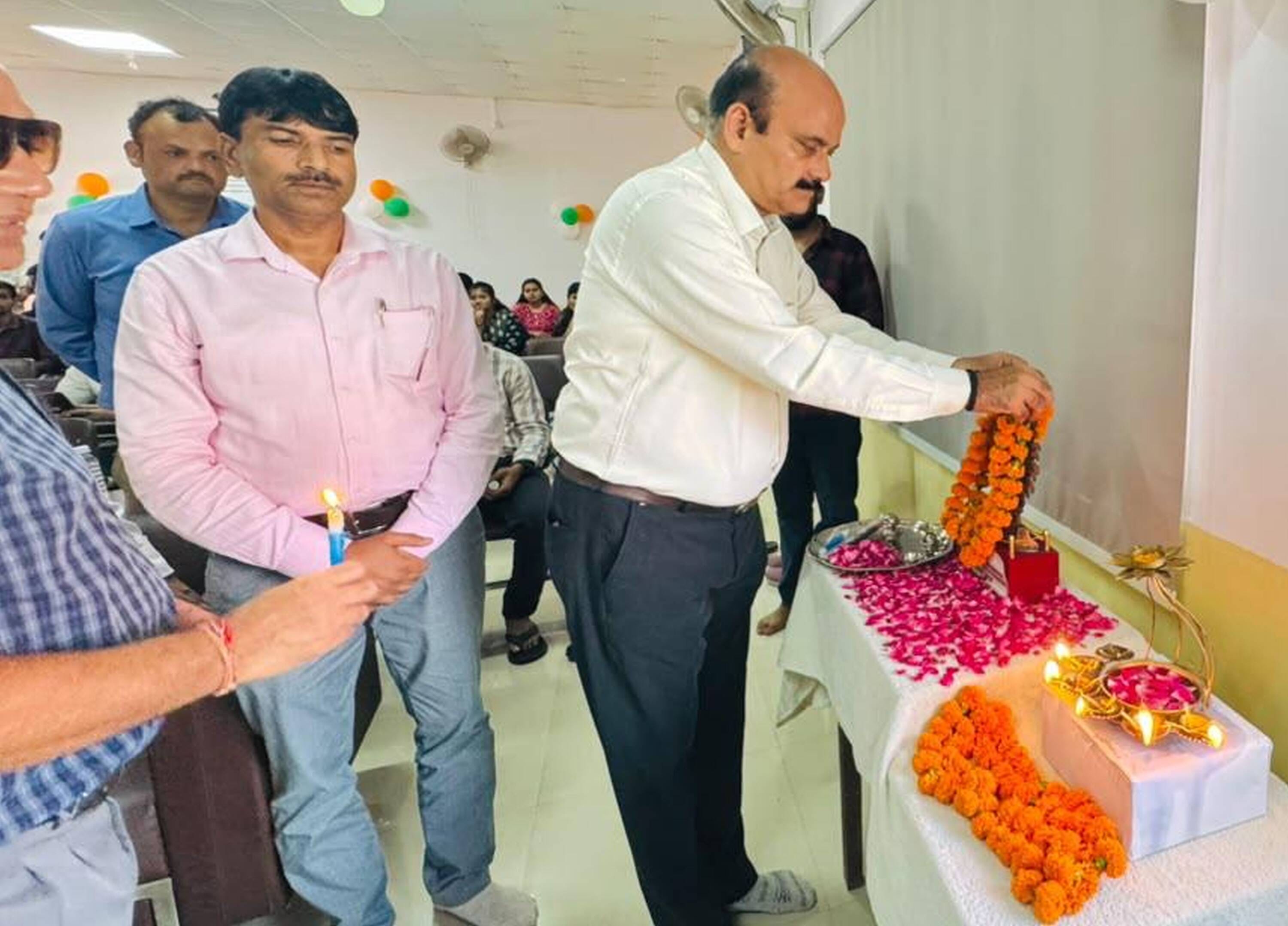 केएनआईटी में पांच दिवसीय एफडीपी का शुभारंभ करते अतिथि। स्रोत- संस्थान
