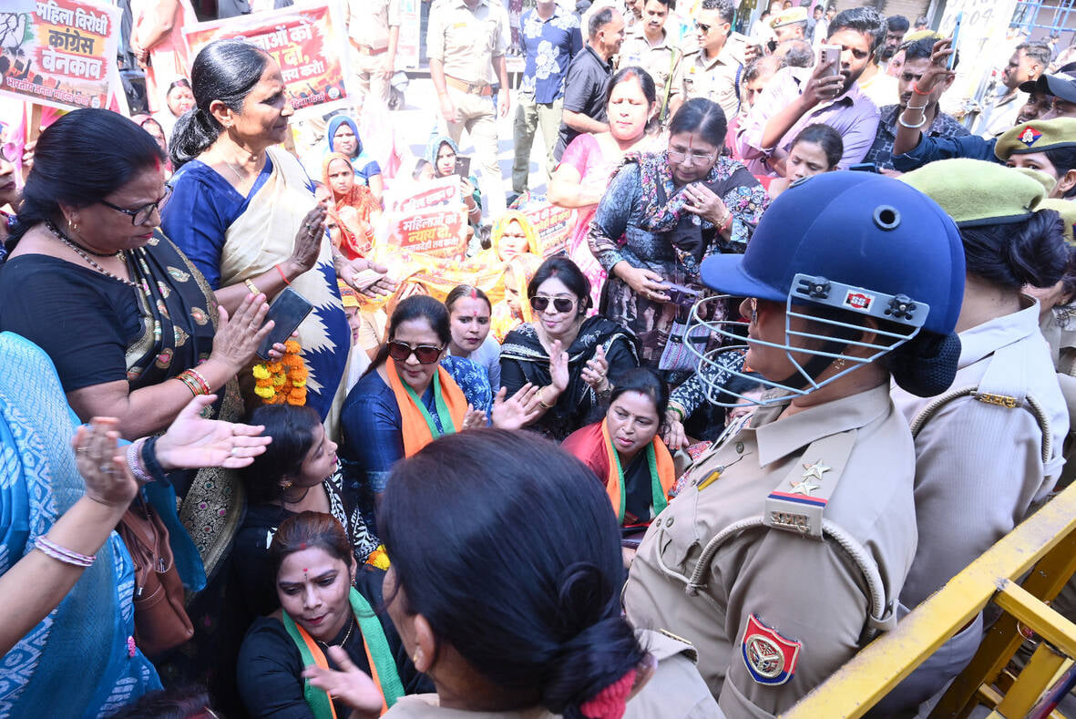 Bahraich News: भाजपा महिला मोर्चा ने कांग्रेस कार्यालय का किया घेराव