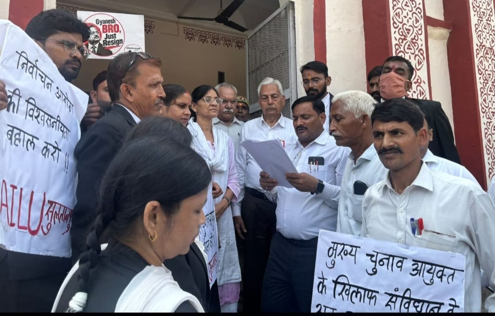 कलेक्ट्रेट में सिटी मजिस्ट्रेट को ज्ञापन देते अधिवक्ता। स्रोत-सोशल मीडिया