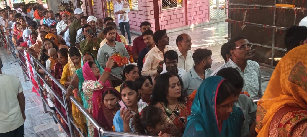 कामाख्या धाम में दर्शन-पूजन के लिए कतार में लगे श्रद्धालु। संवाद