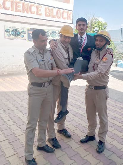 कुमारसैन स्कूल में विद्यार्थियों को आपदा प्रबंधन और प्राथमिक उपचार का प्रशिक्षण देते हुए। सं