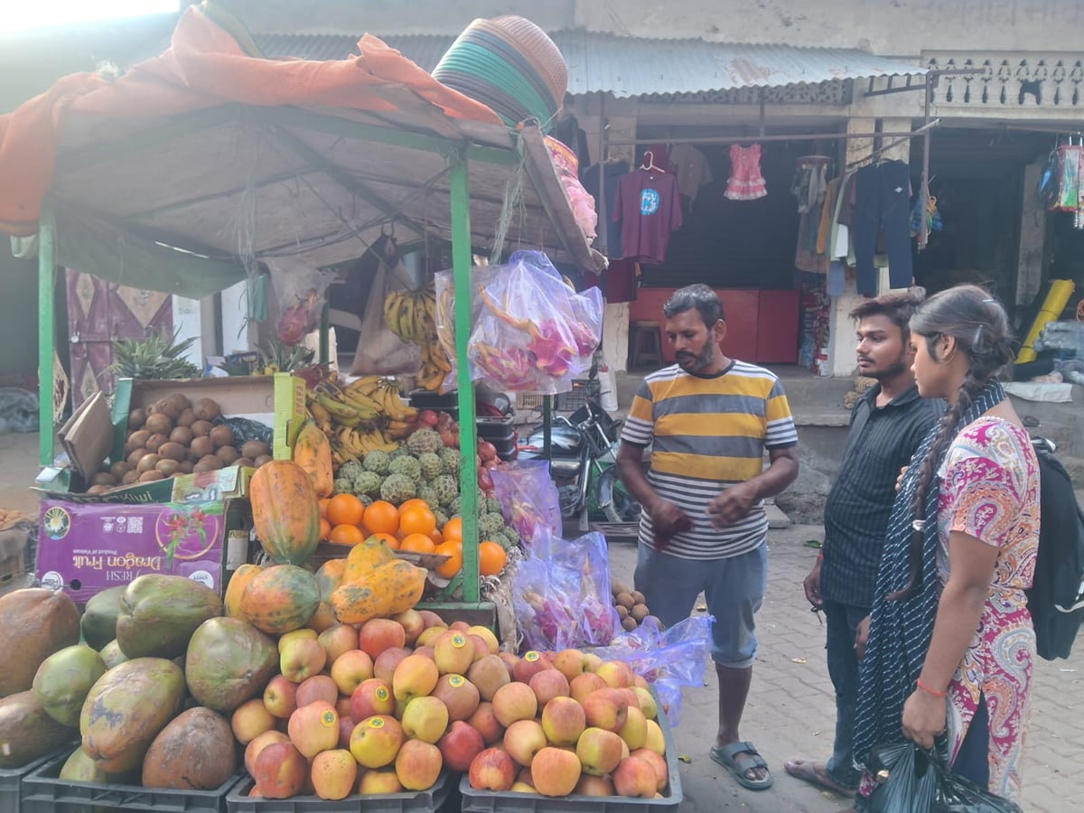 Kaushambi News: नवरात्र शुरू होते ही फलों के दाम में उछाल, केला 10 तो सेब 20 रुपये किलो महंगा