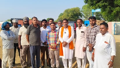 किसानों से बातचीत कर उनकी समस्याएं जानते भारतीय किसान यूनियन चढ़ूनी के प्रदेश उपाध्यक्ष महावीर 