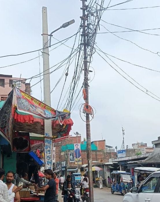 खीरी टाउन में बिना तार का लगा विद्युत खंभा। संवाद