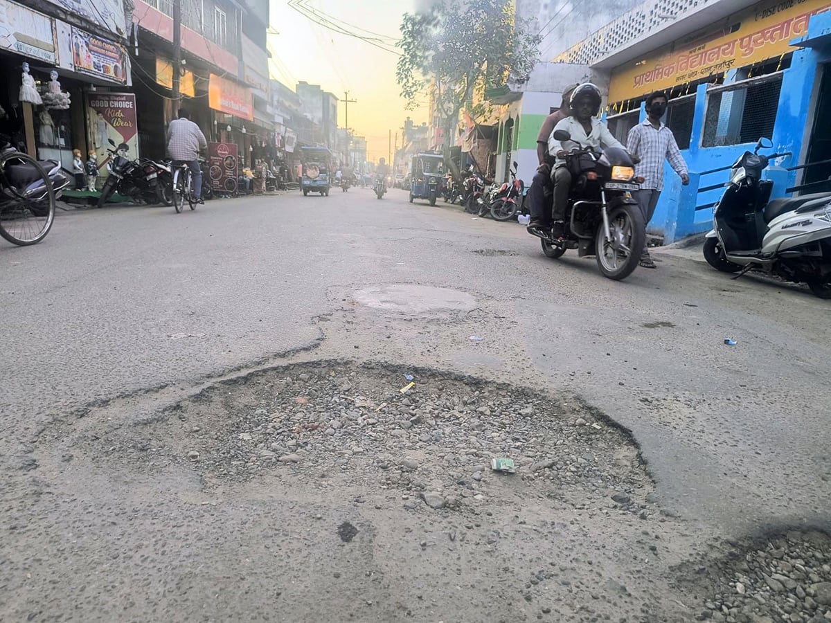 Shahjahanpur News: कहीं अतिक्रमण ने तो कहीं धीमी चाल ने रोका करोड़ों की सड़कों का निर्माण