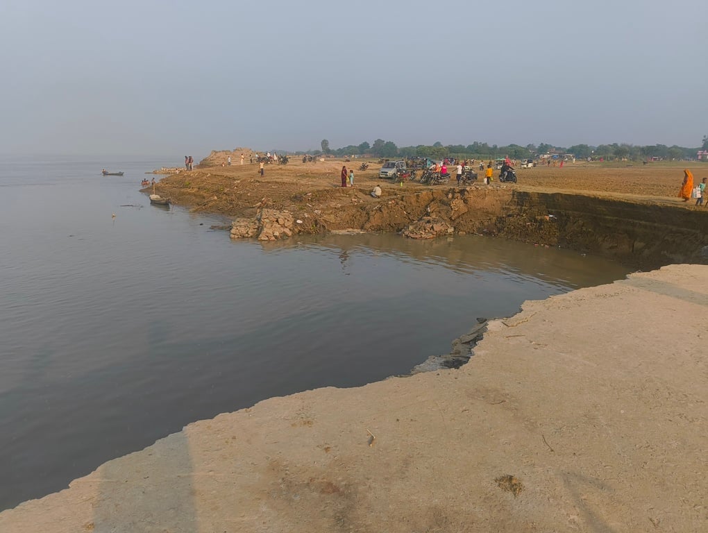 Ballia News: बिजली का खंभा और ट्रांसफाॅर्मर सरयू नदी में समा गए