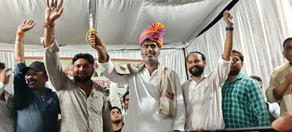 लावड़ - भाजपा छोड़कर सपा में शामिल हुए लोगों ने विधायक अतुल प्रधान का किया स्वागत। स्रोत : संवा