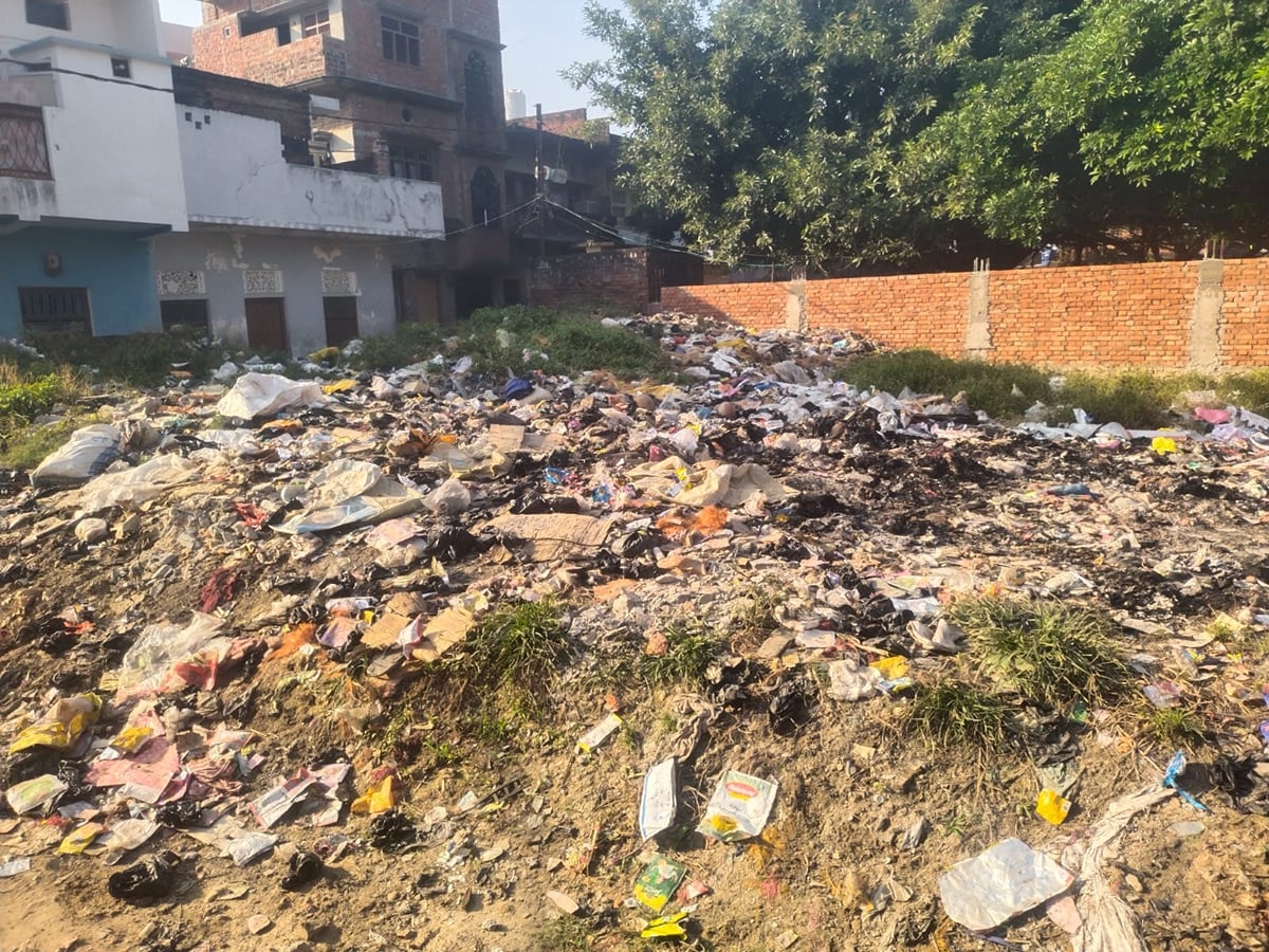 Azamgarh News: बिना टेंडर कराए ही संचारी रोगों से जंग लड़ रही मुबारकपुर नगरपालिका