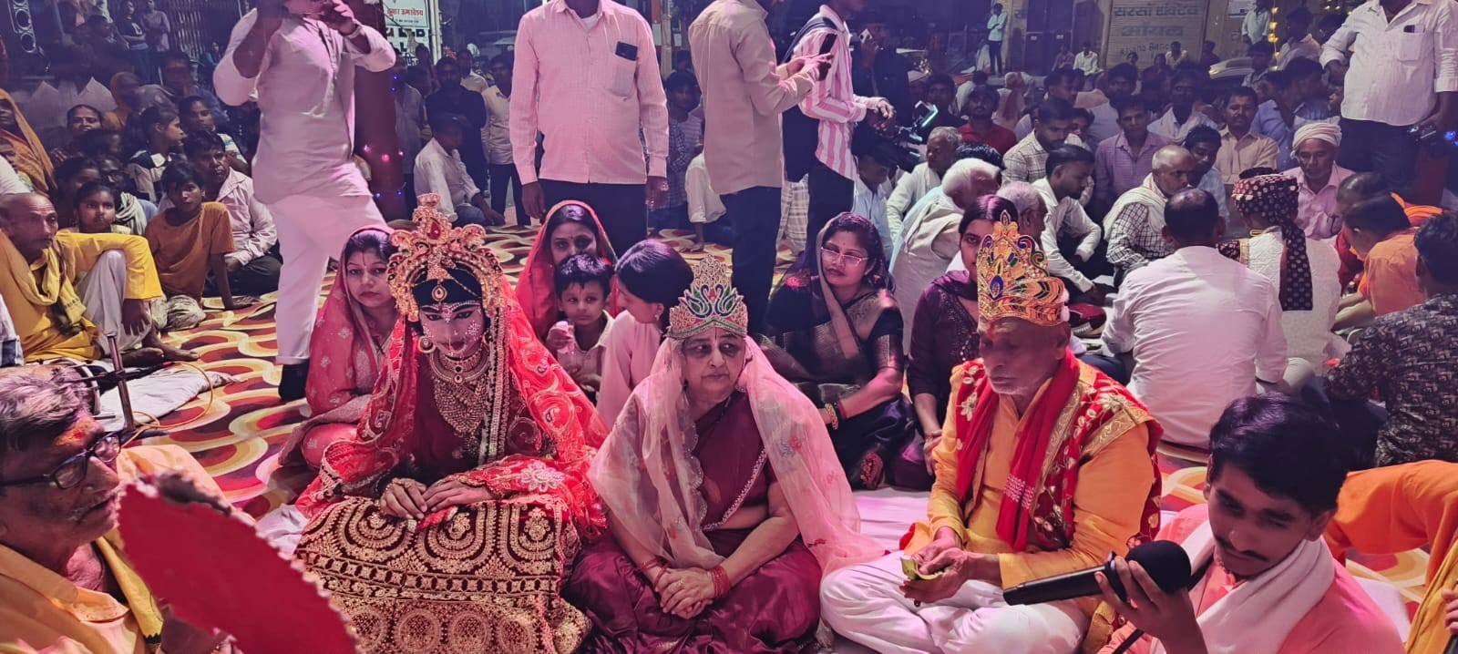 मुंगराबादशाहपुर के गुड़हाई रामलीला मैदान में सीता-राम विवाह प्रसंग का मंचन करते कलाकार। संवाद