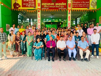 महाराजा अग्रसेन सीसे स्कूल में उपस्थित शिक्षक। प्रवक्ता