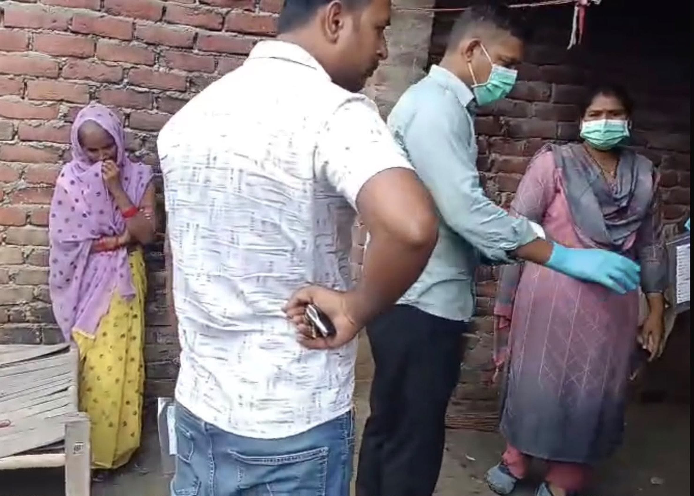महराजगंज कोतवाली क्षेत्र के जनई गांव में नरसिंह की हत्या के बाद घटनास्थल पर जांच करती फॉरेंसिक 