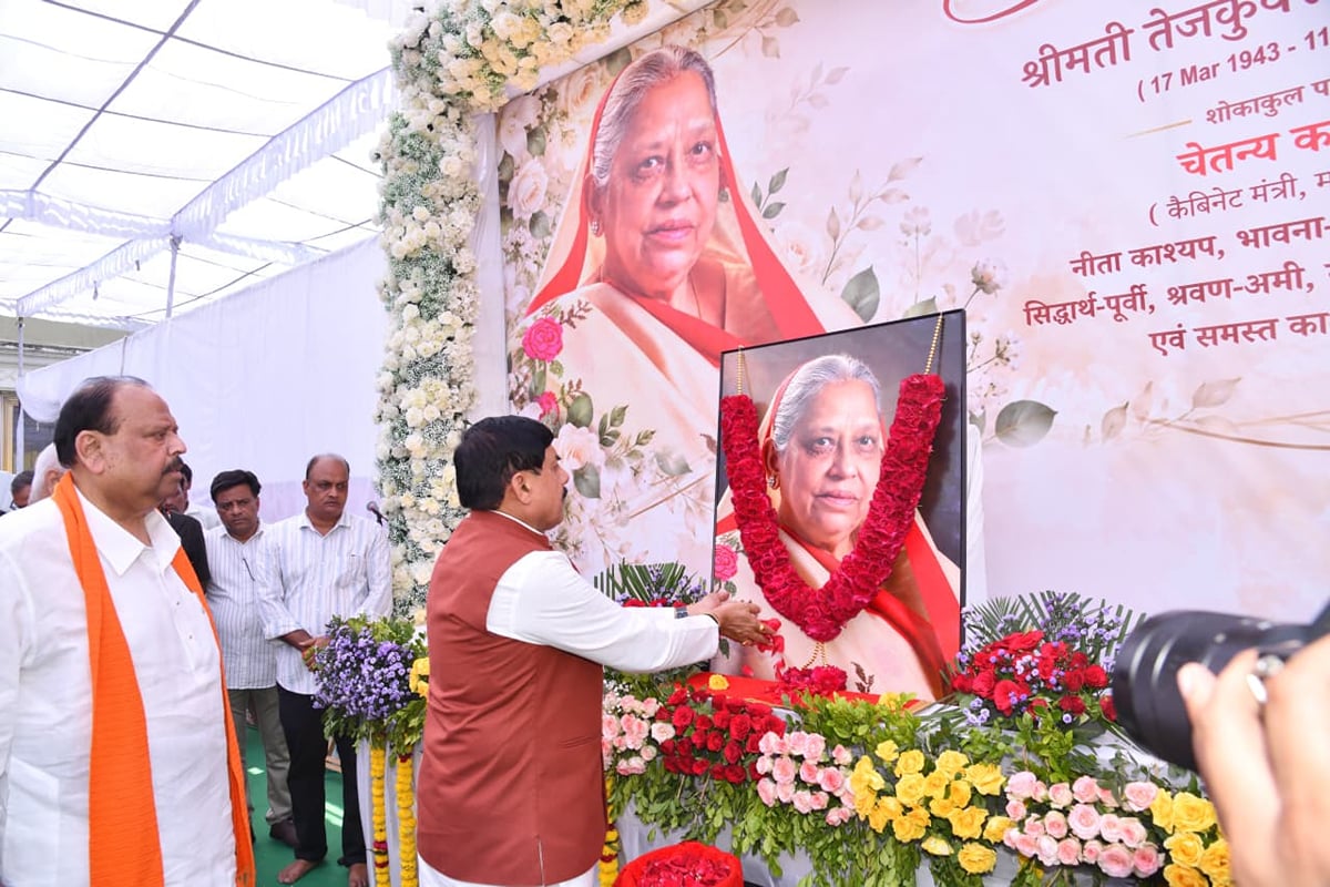 सीएम मोहन यादव रतलाम पहुंचे: मंत्री काश्यप की मां के चित्र पर पुष्पांजलि अर्पित कर शोक संवेदनाएं व्यक्त कीं