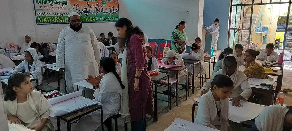 Shahjahanpur News: छात्राओं ने कोरे कागज पर भरे कल्पना के रंग