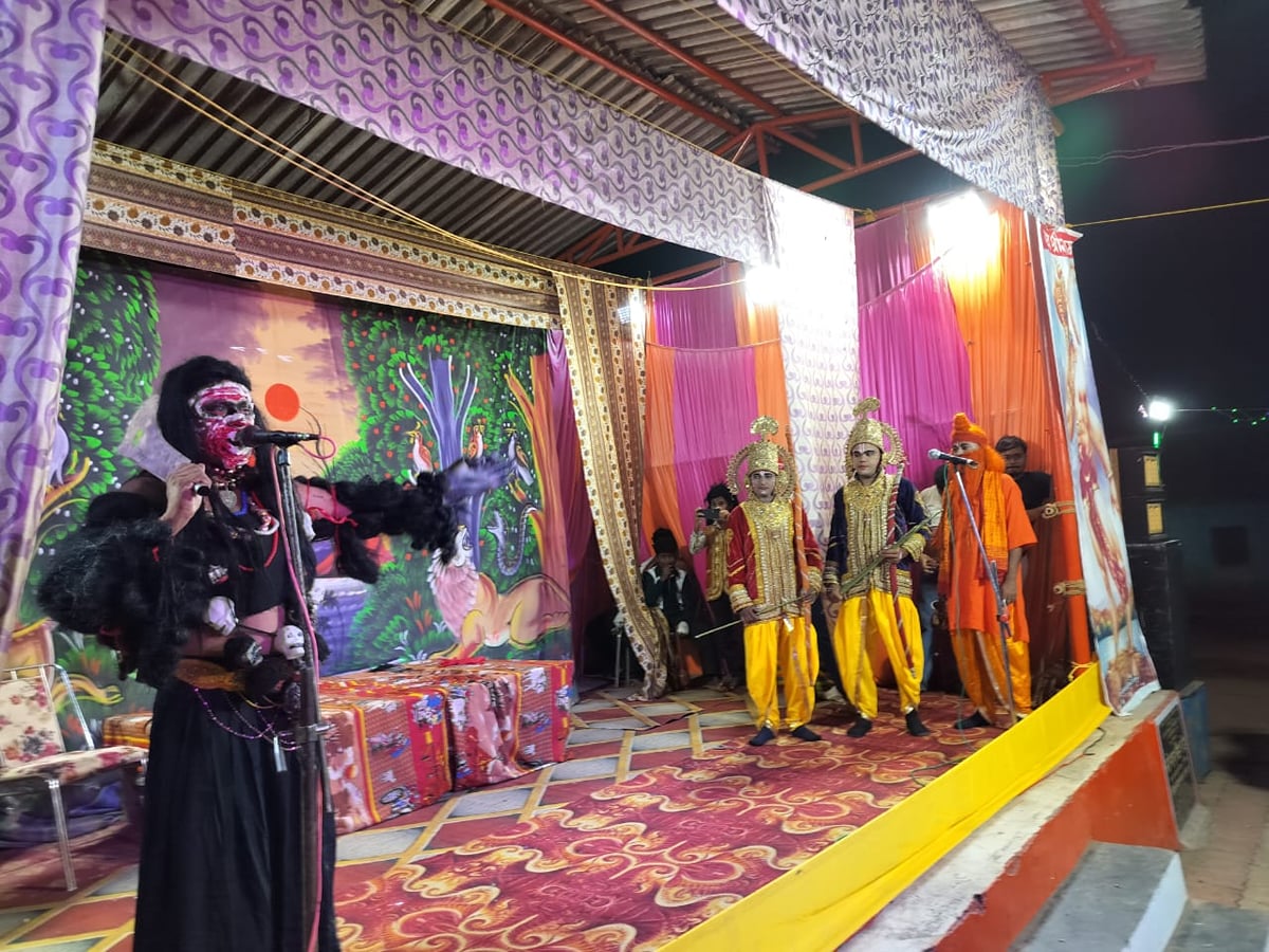 Sonebhadra News: श्री रामचंद्र और माता जानकी के प्रथम मिलन की लीला देख भक्त भावविभोर