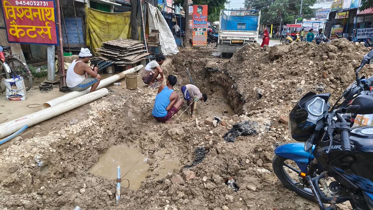 Ballia News: आस्था की राह में गड्ढे, सड़कों पर पानी का रोड़ा