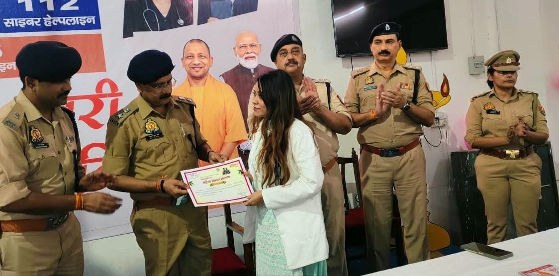 नगरपालिका में आयोजित कार्यक्रम में चिकित्सक का सम्मान करते एसपी। स्रोत: पुलिस