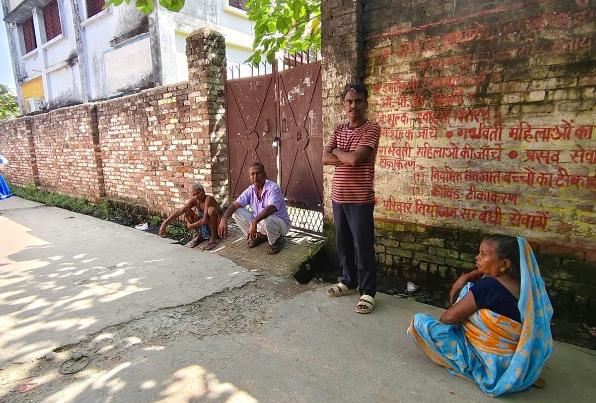 Lakhimpur Kheri News: हड़ताल पर संविदा कर्मचारी, ताले में कैद हुईं स्वास्थ्य सेवाएं