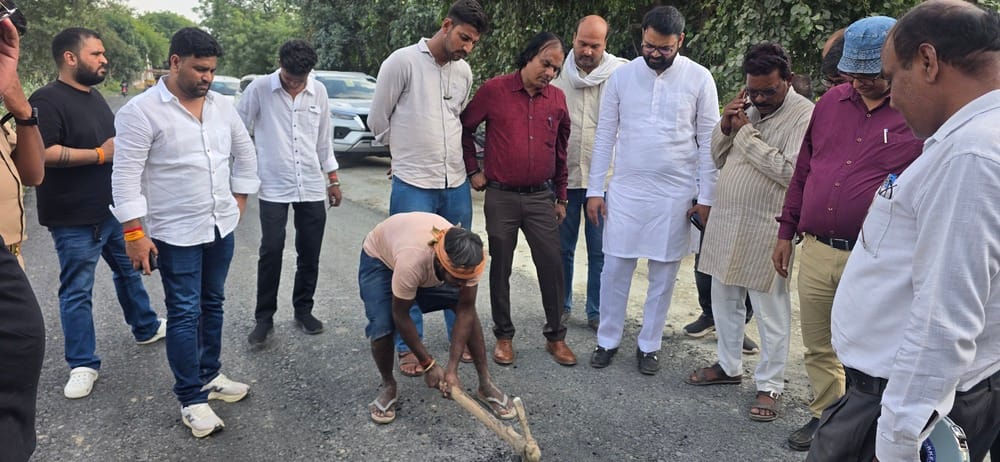निर्माणाधीन सड़क का निरीक्षण करते मुंगरा बादशाहपुर विधायक पंकज पटेल। संवाद