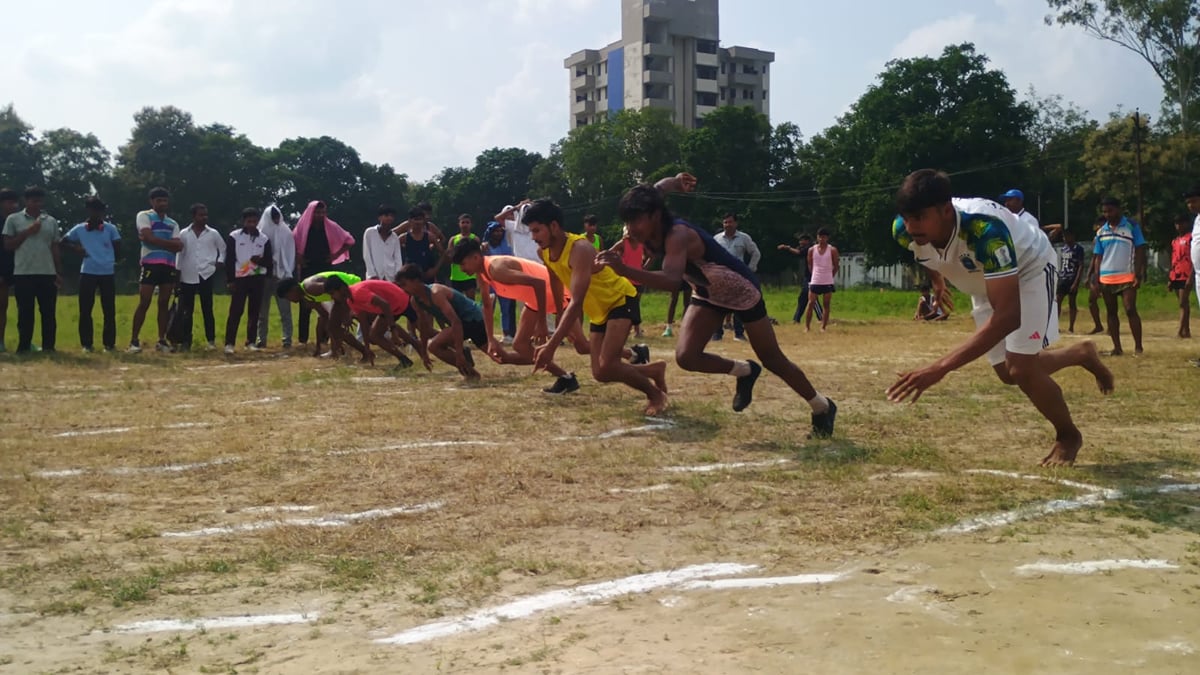 Ghazipur News: 800 मीटर दौड़ में सबसे आगे रहे आकाश और अनिल
