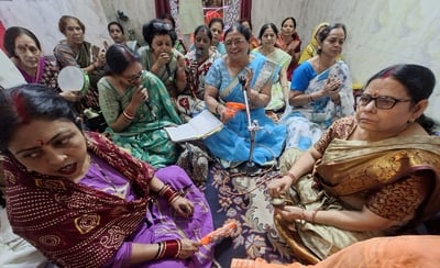 Lucknow News: मां ब्रह्मचारिणी का मेवे-फलों से शृंगार