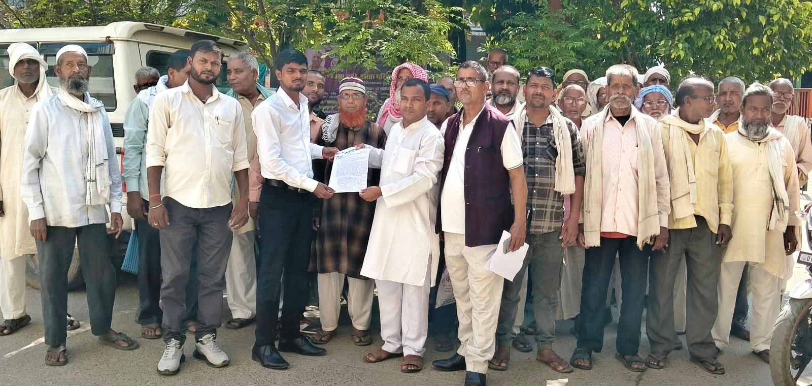 नायब तहसीलदार अंकुर सिद्धार्थ को ज्ञापन सौंपते आम आदमी पार्टी के कार्यकर्ता।