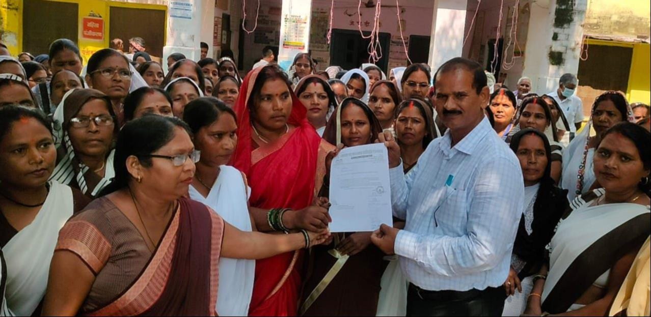 पीएचसी सोंधी में प्रभारी चिकित्साधिकारी को ज्ञापन सौंपती आशा बहुएं। संवाद