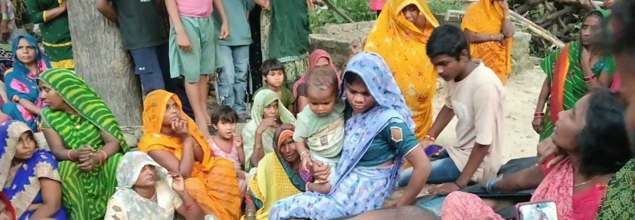 पंखा बनाते समय करंट लगने से अनित पटेल की मौत के बाद रोती पत्नी बिंदू देवी। संवाद