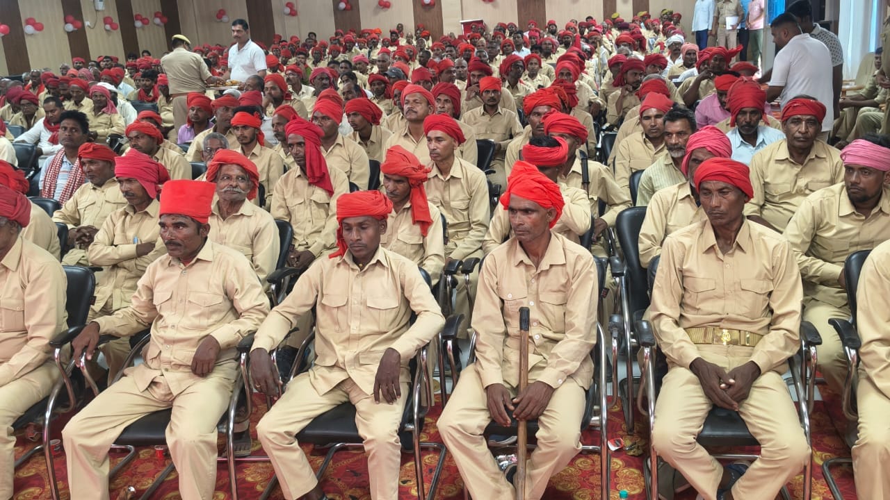 पुलिस लाइन सभागार में आयोजित सम्मान समारोह में शामिल ग्राम पहरी। स्रोत- पुलिस विभाग