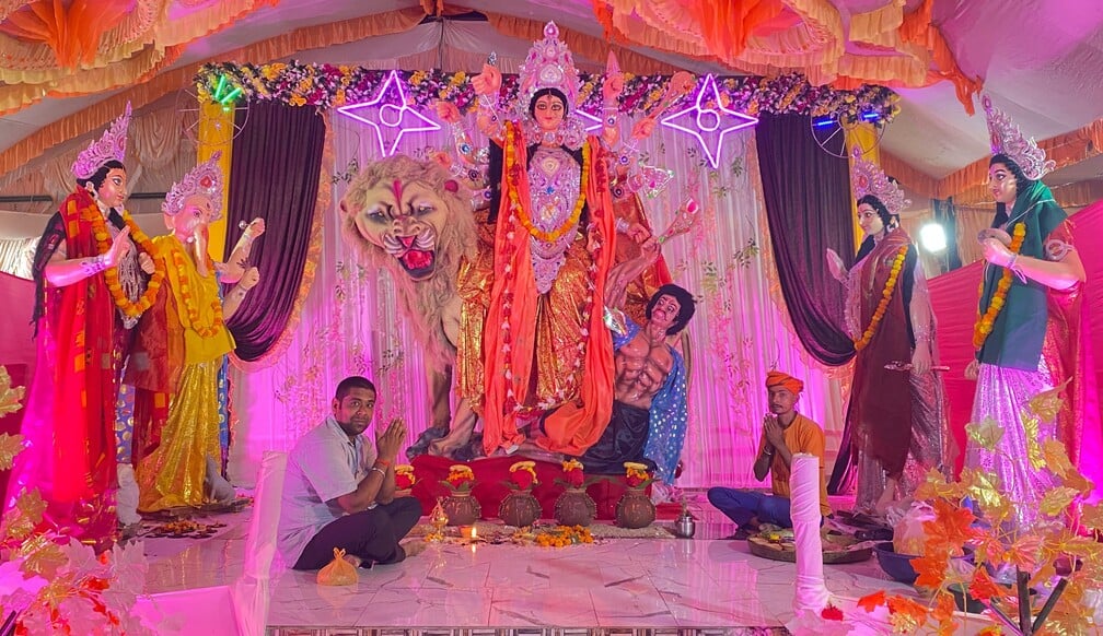 Bhadohi News: नवरात्र के दूसरे दिन पूजी गईं मां ब्रह्मचारिणी, जयकारों से गूंजा दरबार