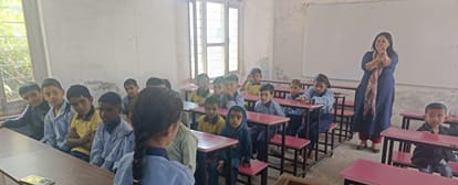 प्राथमिक स्कूल घंडालवीं में आयोजित कार्यक्रम में बच्चों को हाथ धोने के तरीके सिखाते हुए। स्रोत: