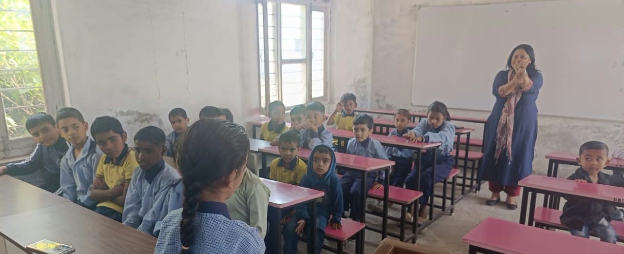प्राथमिक स्कूल घंडालवीं में आयोजित कार्यक्रम में बच्चों को हाथ धोने के तरीके सिखाते हुए। स्रोत: